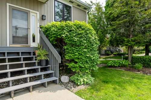 197 Wayne St, Saint Joseph, MI, 49085-1133 | Card Image