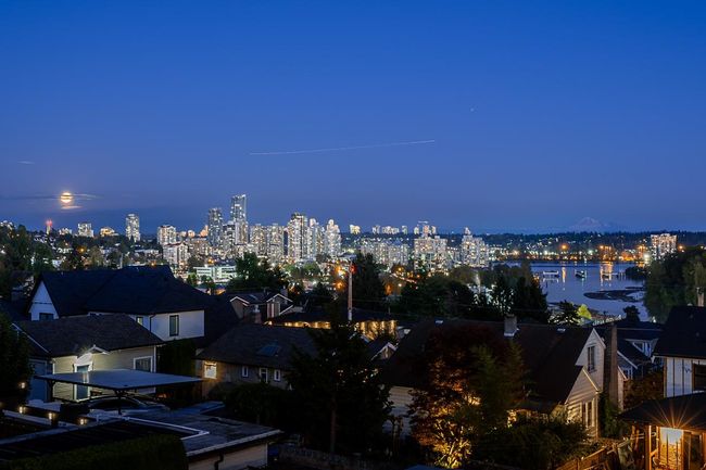 1716 7 Th Ave, House other with 3 bedrooms, 3 bathrooms and null parking in New Westminster BC | Image 20