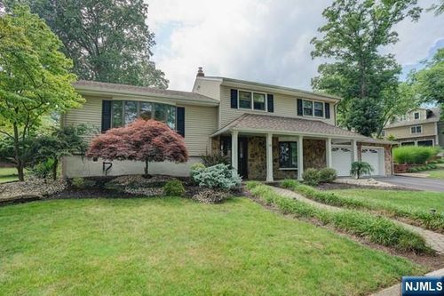 31 Clinton Ln, Wayne, NJ, 07470-3828 | Card Image