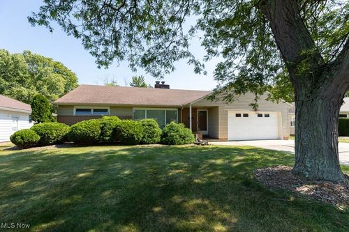 575 Meadowlane Dr, Richmond Heights, OH, 44143-1943 | Card Image