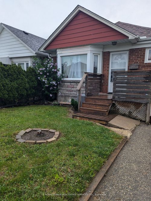 main-floor-292 Scott Rd, York, ON, M6M3V4 | Card Image