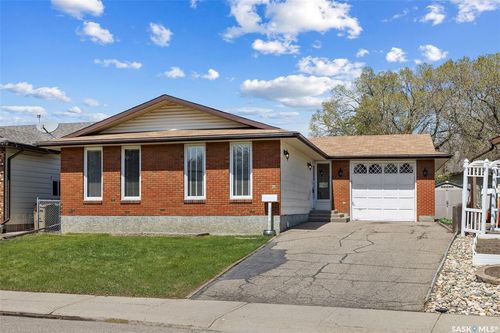 21 Merlin Crescent N, Regina, SK, S4R3E2 | Card Image