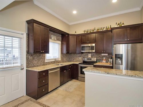 11 Pratt St, West Babylon, NY, 11704-8003 | Card Image