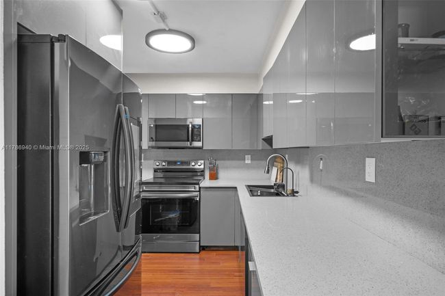 APT-402 - 17800 Atlantic Blvd, Condo with 1 bedrooms, 2 bathrooms and null parking in Sunny Isles Beach FL | Image 4