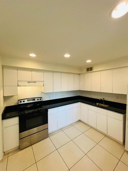 apt-4-724 Ne 4th St, Hallandale Beach, FL, 33009-3579 | Card Image