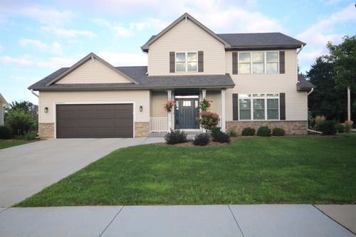 W195N17212 English Oaks Dr, Jackson, WI, 53037-9128 | Card Image