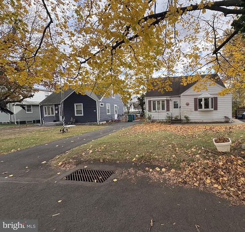 2424 Wood Ave, TULLYTOWN, PA, 19007-5712 | Card Image