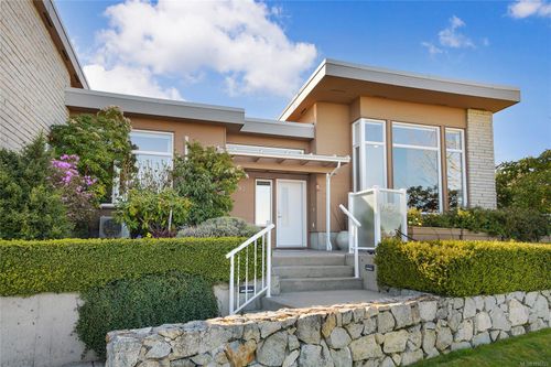 5392 Sayward Hill Cres, Saanich, BC, V8Y3H8 | Card Image