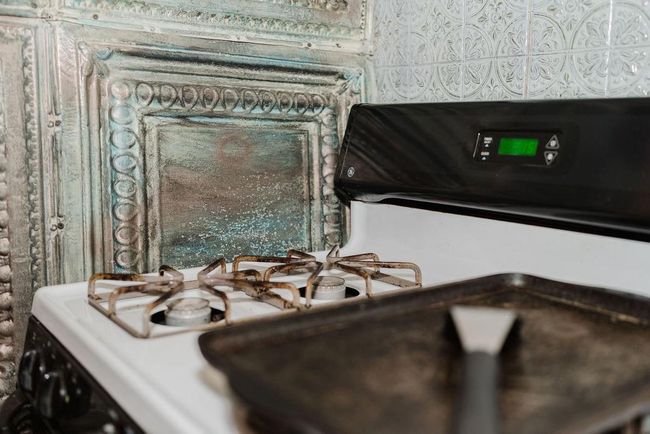Detailed view of gas range and tile backsplash | Image 13