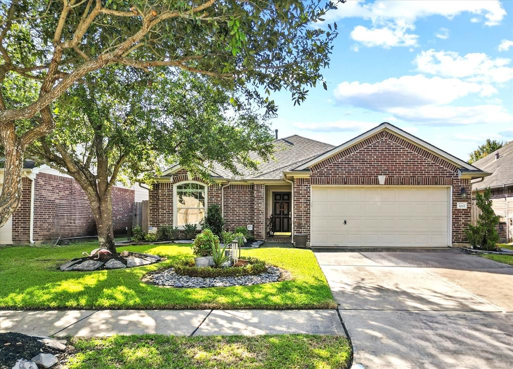 Gladewater Ln, League City, TX 77573
