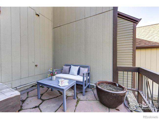 Seating at every entrance | Image 35