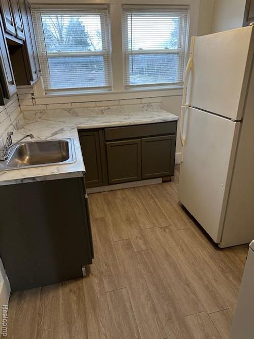 24320 Flower Ave, Eastpointe, MI, 48021-1006 | Card Image