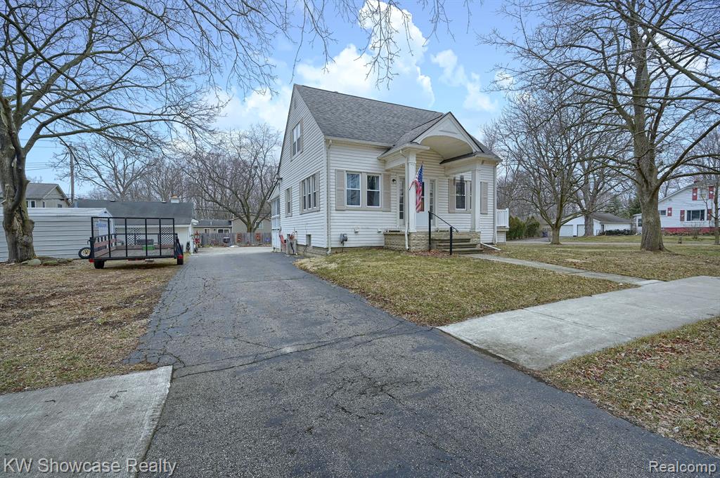 Clive Ave, Waterford, MI 48328