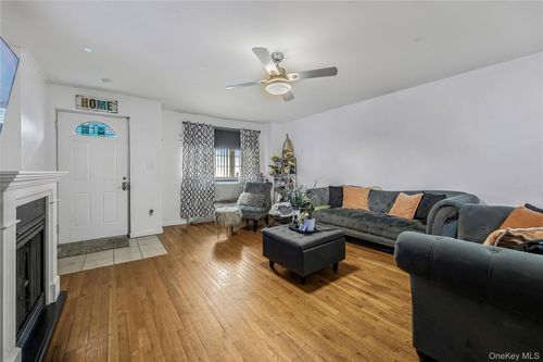 242 Prentiss Ave, Bronx, NY, 10465-3634 | Card Image
