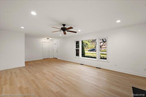 6386 Thorncrest Dr, Bloomfield Hills, MI, 48301-1709 | Card Image