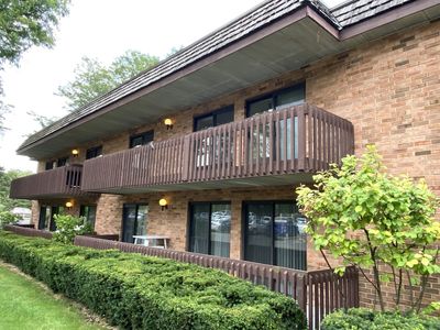 207 - 8200 Woodglen Lane, Condo with 2 bedrooms, 1 bathrooms and 1 parking in Downers Grove IL | Image 2