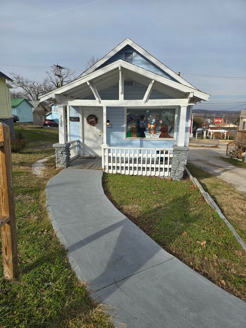 215 W Pacific St, BRANSON, MO, 65616-2735 | Card Image