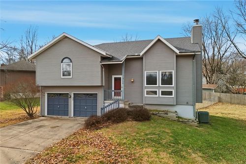 100 Lakeland Dr, Smithville, MO, 64089-8878 | Card Image