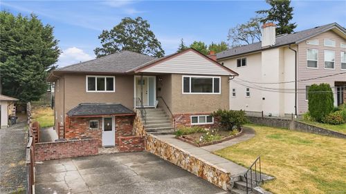 560 Mountfield St, Victoria, BC, V8Z1Y8 | Card Image