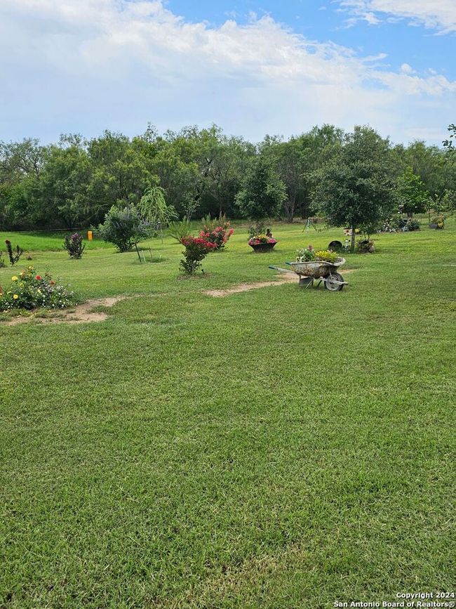 694 Las Palomas Dr, House other with 3 bedrooms, 2 bathrooms and null parking in Lytle TX | Image 5