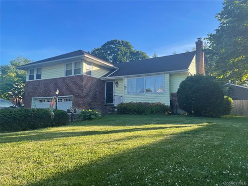 25 Reed Ln, Westbury, NY, 11590-1923 | Card Image