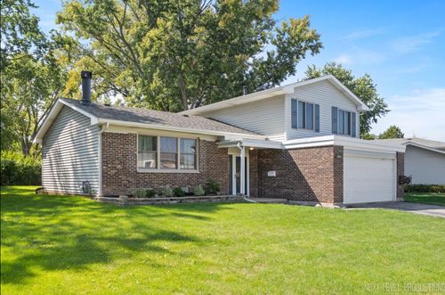 3011 Scenicwood Ln, Woodridge, IL, 60517-3715 | Card Image