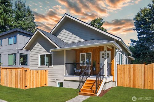 8226 Meridian Ave N, Seattle, WA, 98103-4529 | Card Image