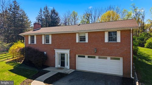 108 Meadowbrook Cir, Martinsburg, WV, 25401-2829 | Card Image