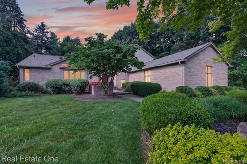3400 Wedgewood Dr, Rochester Hills, MI, 48306-3772 | Card Image