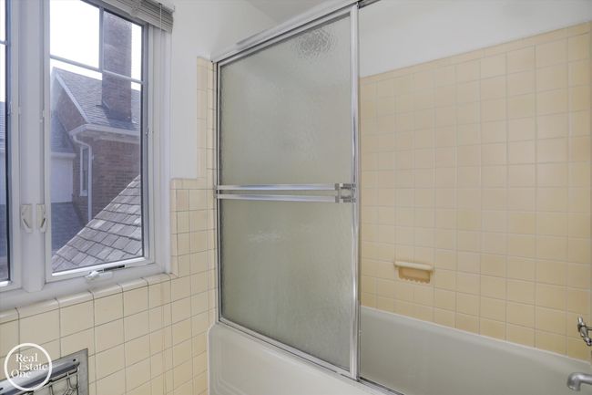Full Hall Bath | Image 27