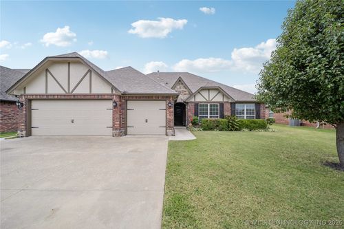 8226 N 74th East Ave, Owasso, OK, 74055-7426 | Card Image