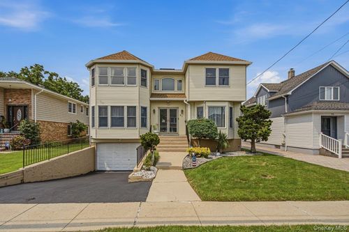 91 Macgregor Ave, Roslyn Heights, NY, 11577-1908 | Card Image