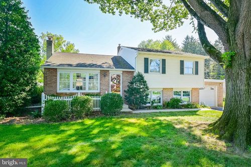 684 Gentry Dr, Lancaster, PA, 17603-2313 | Card Image