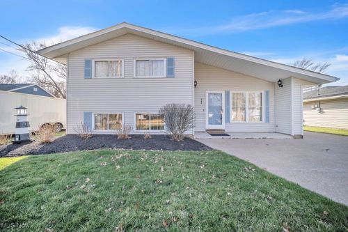966 Roberts St, Sheffield Lake, OH, 44054-2032 | Card Image