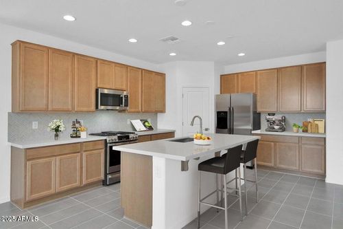 8949 W Colter St, Glendale, AZ, 85305-3451 | Card Image