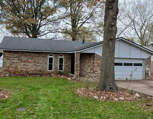 801 N Washington Ave, Wagoner, OK, 74467-2841 | Card Image