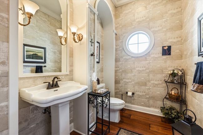 Downstairs Guest Bath | Image 20