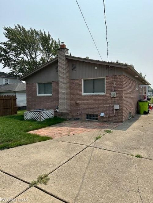 17941 Pasadena St, Roseville, MI, 48066-4601 | Card Image