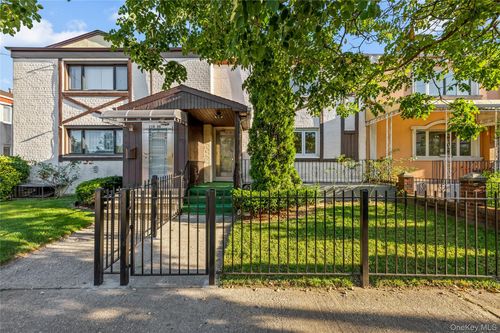 110 63rd Rd, Forest Hills, NY, 11375-1427 | Card Image