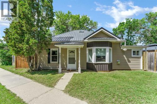 212 6 St Se, Medicine Hat, AB, T1A1H1 | Card Image