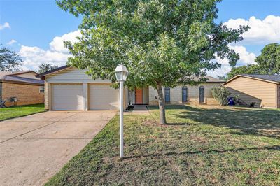 229 E Cunningham Avenue, House other with 3 bedrooms, 2 bathrooms and null parking in Crowley TX | Image 2