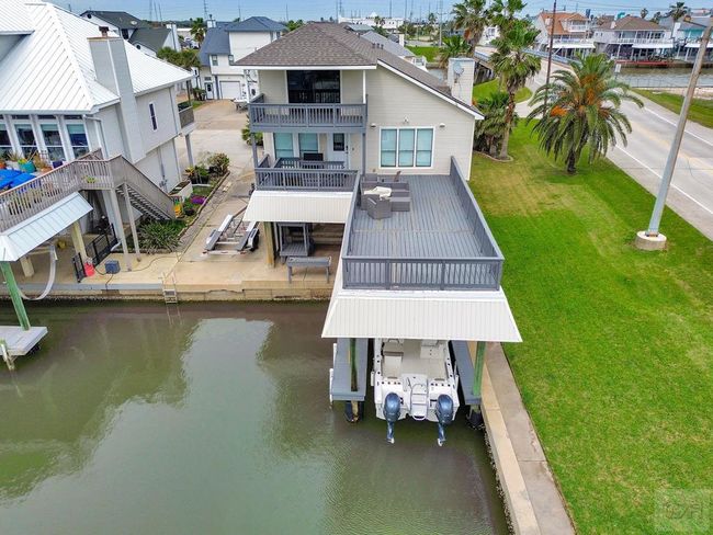 301 Commander Dr, House other with 3 bedrooms, 2 bathrooms and 1 parking in Tiki Island TX | Image 24