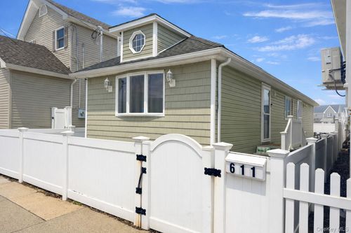 611 West Rd, Broad Channel, NY, 11693-1046 | Card Image