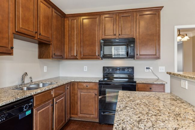 Plenty of cabinets and counter space | Image 24