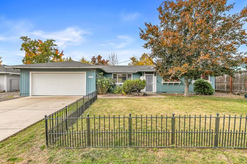 832 La Loma Dr, Medford, OR, 97504-8420 | Card Image