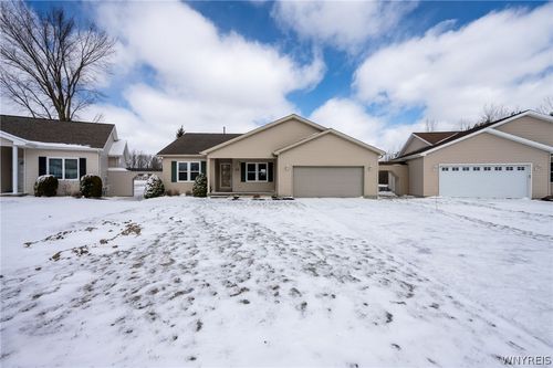13 Alexander Pkwy, North Tonawanda, NY, 14120-9588 | Card Image