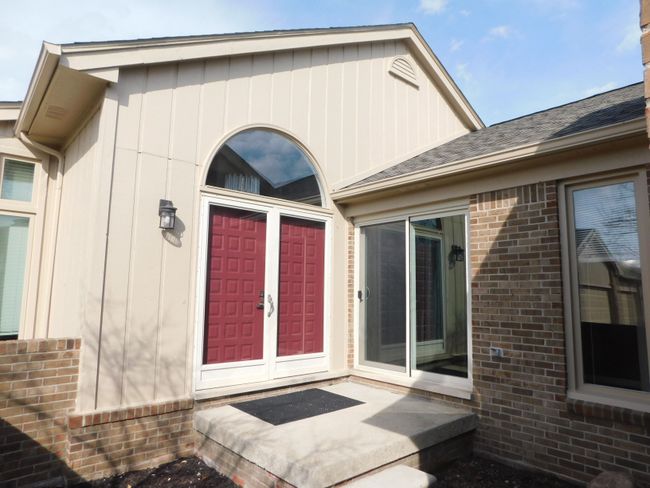16567 Sarjay Dr, Condo with 2 bedrooms, 3 bathrooms and null parking in Clinton Twp MI | Image 5