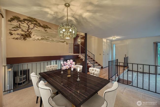 Dining room area connects to kitchen and has a nice view of the backyard. The double, double pain windows keep the air traffic noise out completely - once inside you don't hear anything outside! | Image 15
