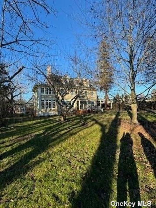 407 Middle Road, House other with 6 bedrooms, 4 bathrooms and null parking in Bayport NY | Image 1