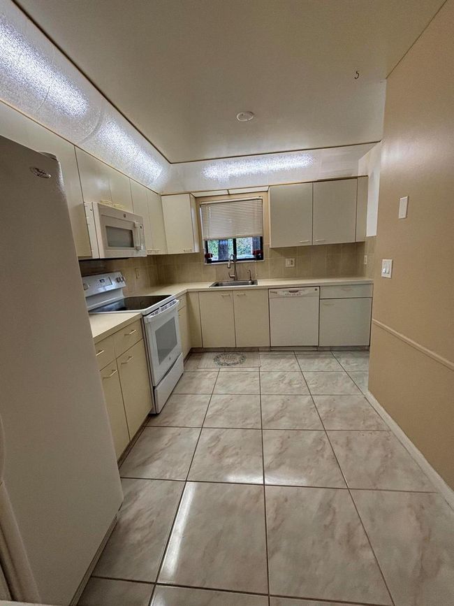 APT-107 - 4820 Lucerne Lakes Blvd W, Condo with 2 bedrooms, 2 bathrooms and null parking in Lake Worth FL | Image 6